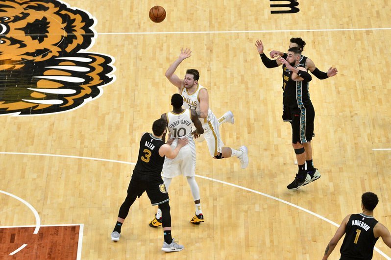  东契奇绝杀三分锁定西部榜首  